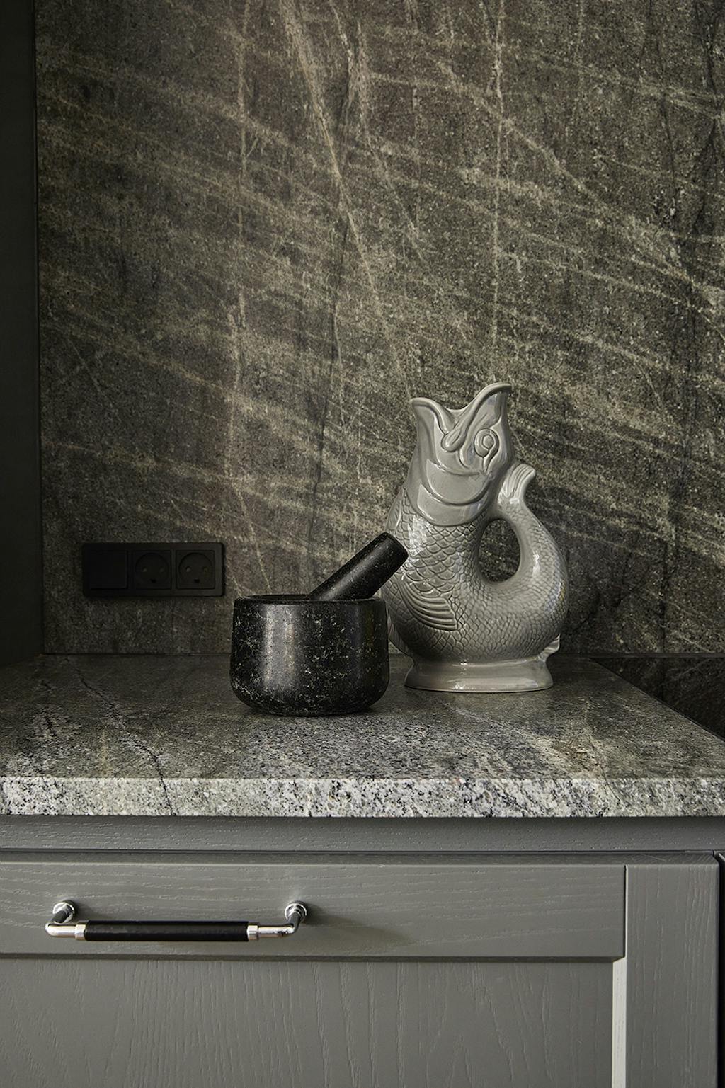 Klassisk gråt køkken med gluggle-fiskekande