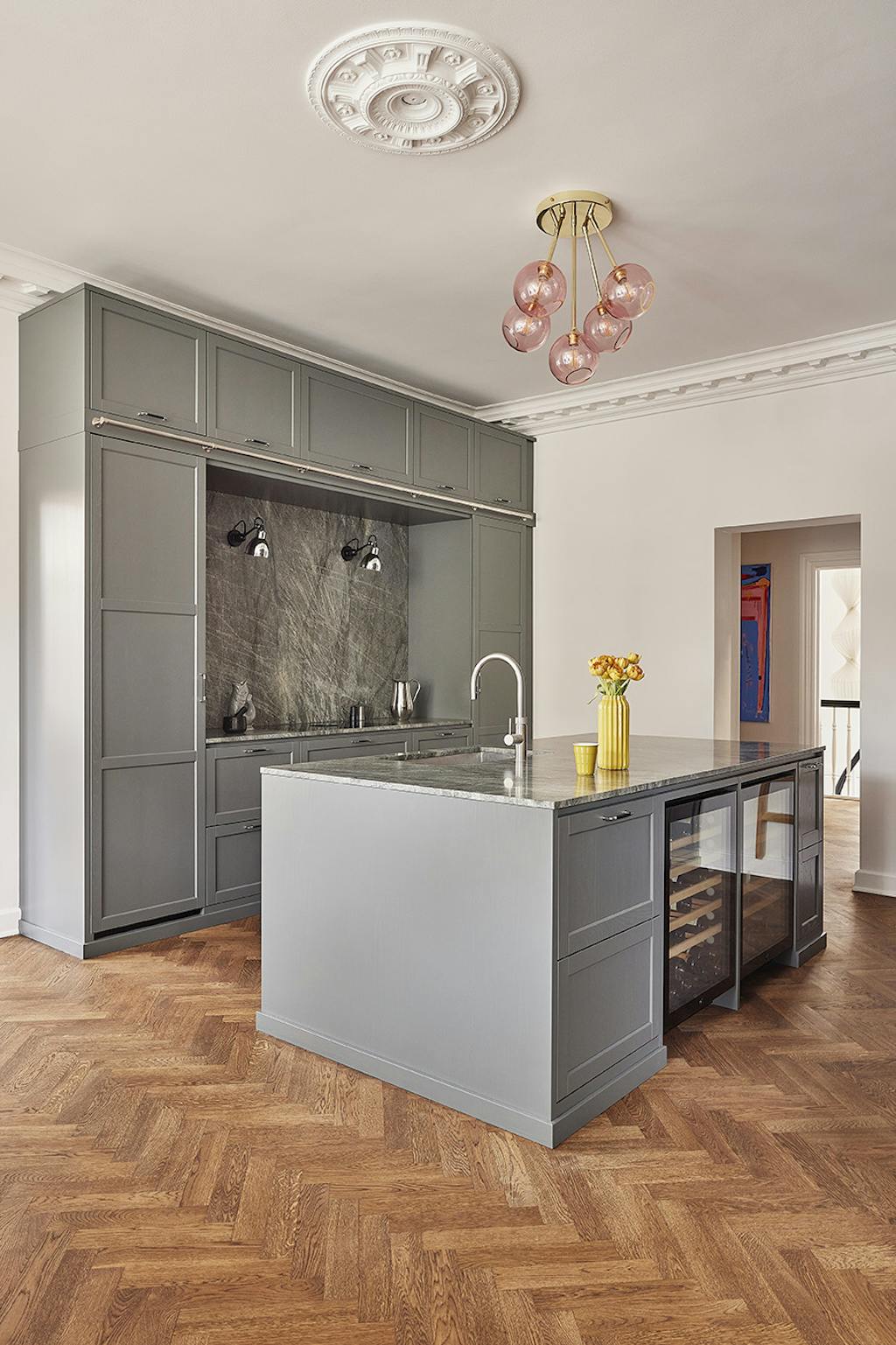 Klassisk gråt køkken med køkkenø