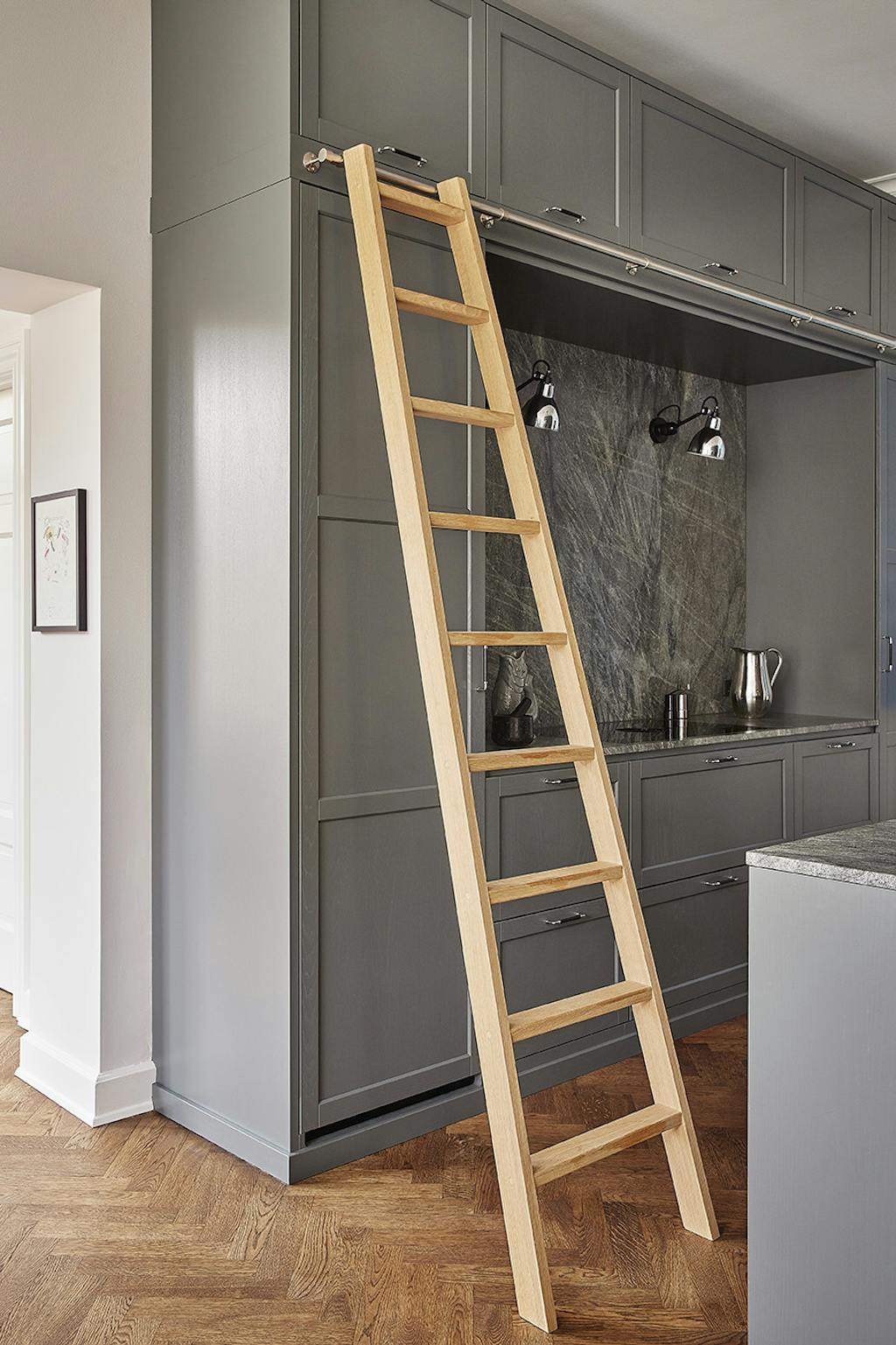 Klassisk gråt køkken med køkkenø