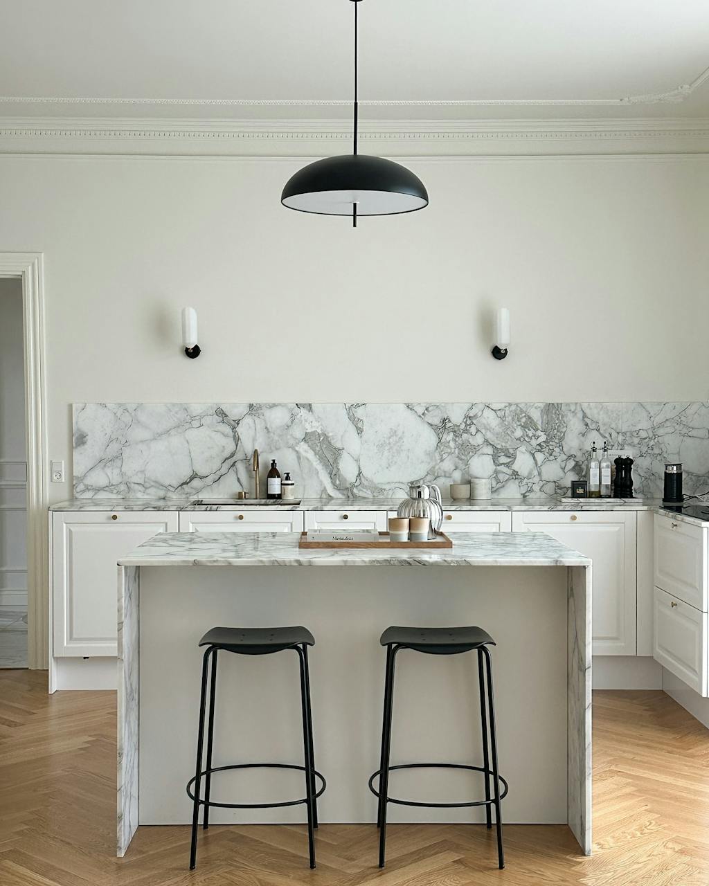 hvidt køkken med marmorbordplade