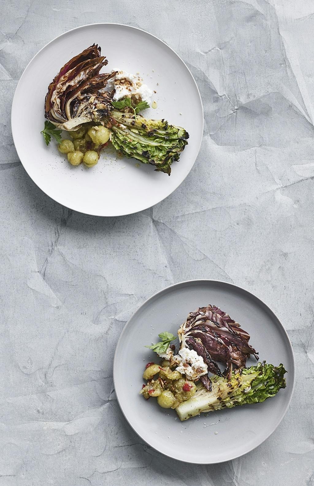 Opskrift på grillet salat med gedeost og stikkelsbær