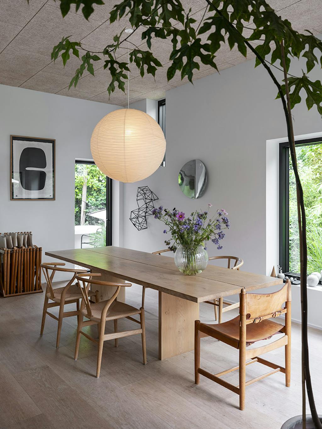 spisestue med dansk design spisebordsstole og rispapirlampe