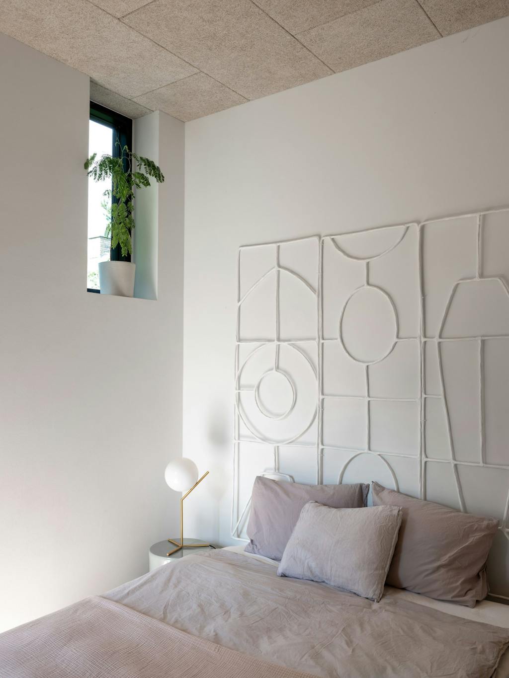 soveværelse med sengegærde i stål