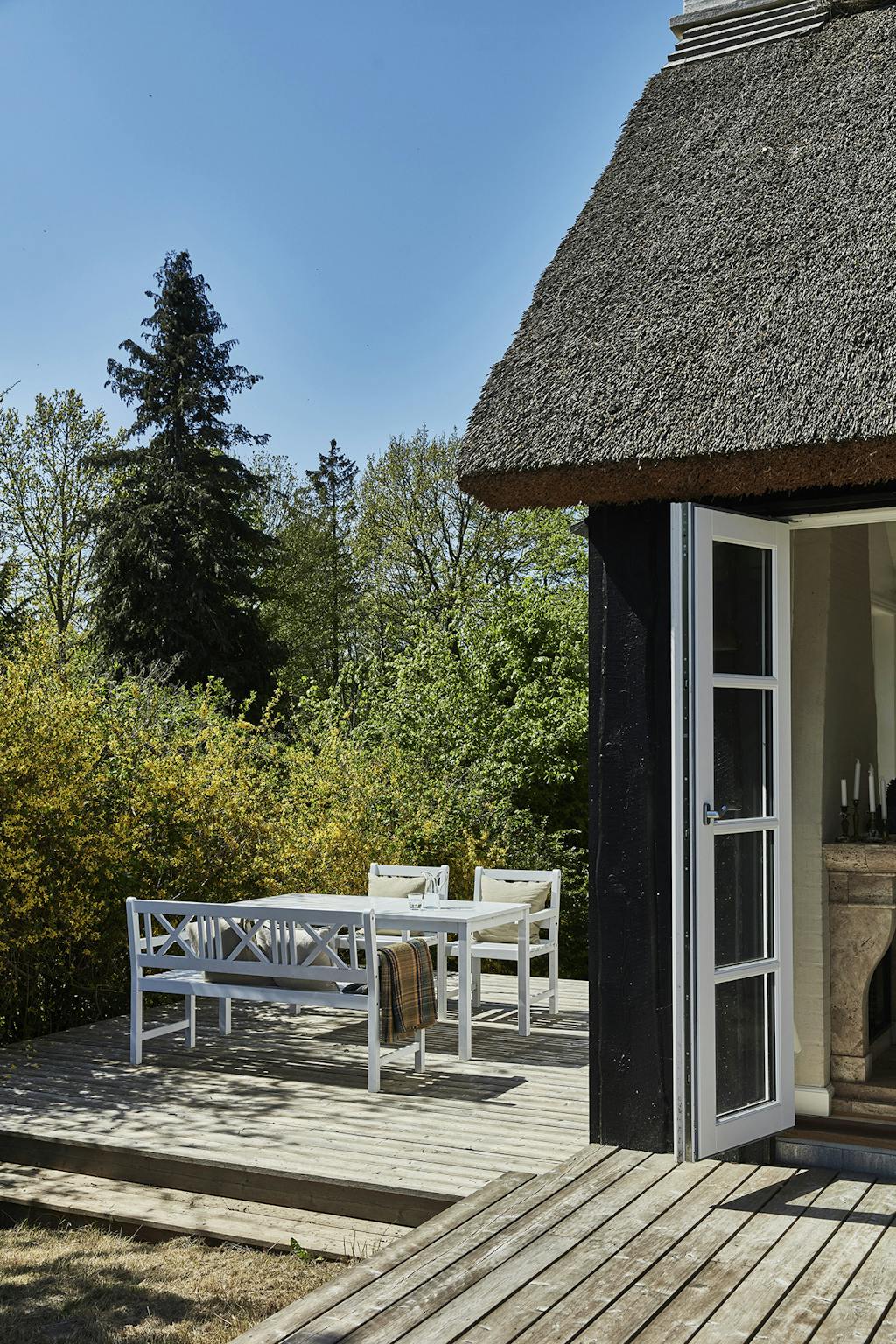 Idyllisk sommerhus med stråtag og træterrasse