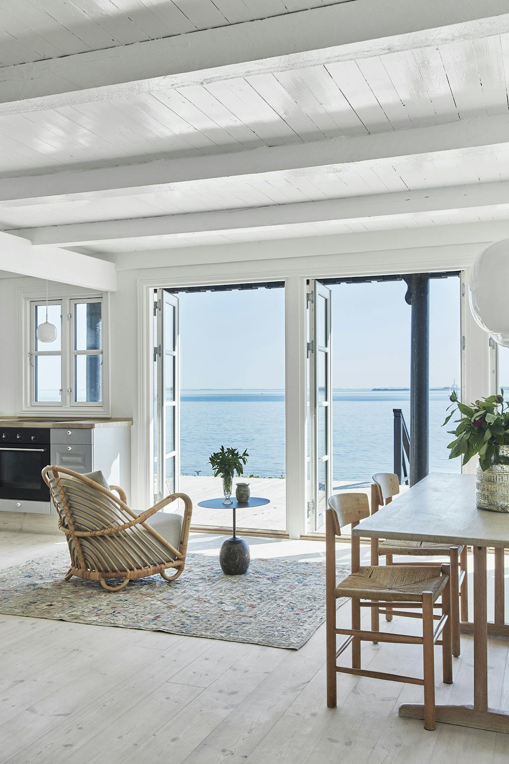 Sommerhus i første række til vandet og udsigt