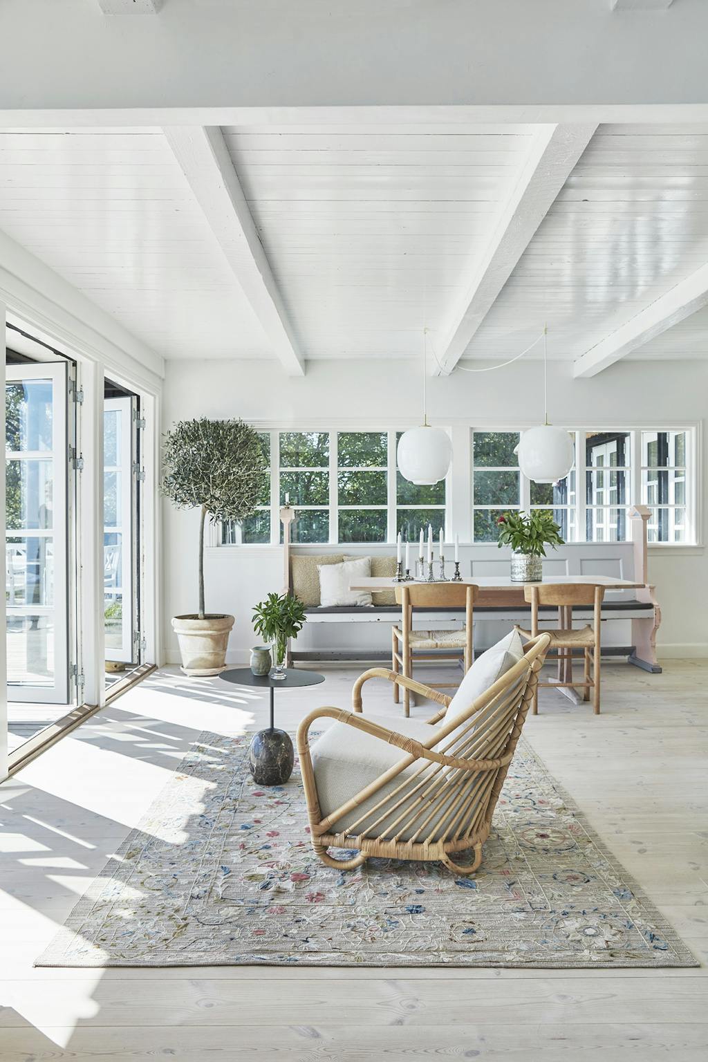 Stue i sommerhus med bambusstol