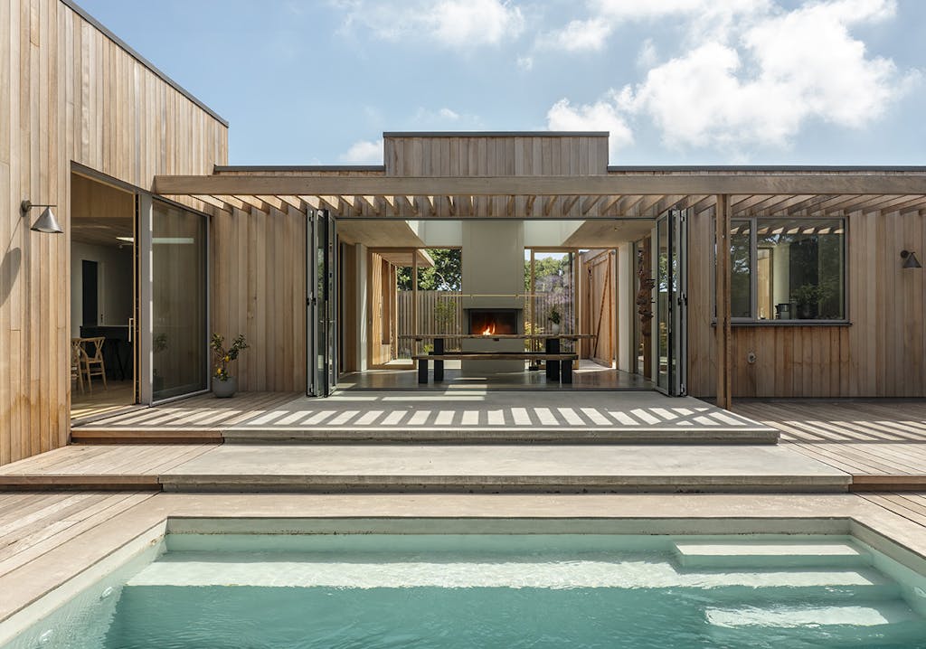 Stilrent sommerhus i træ med egen pool