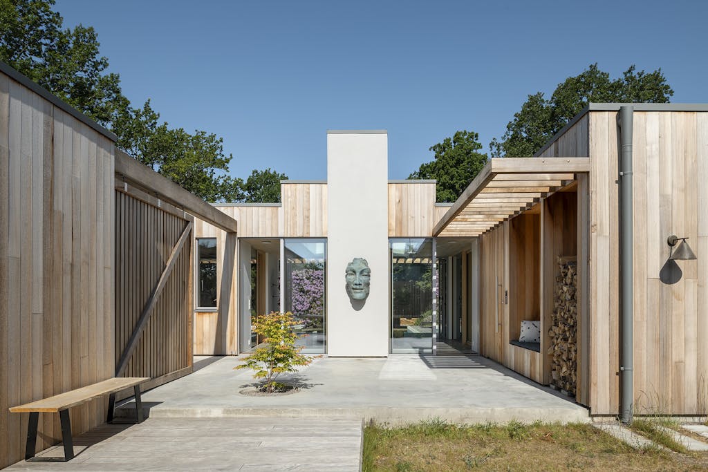 Facade på sommerhus med ansigtsskulptur