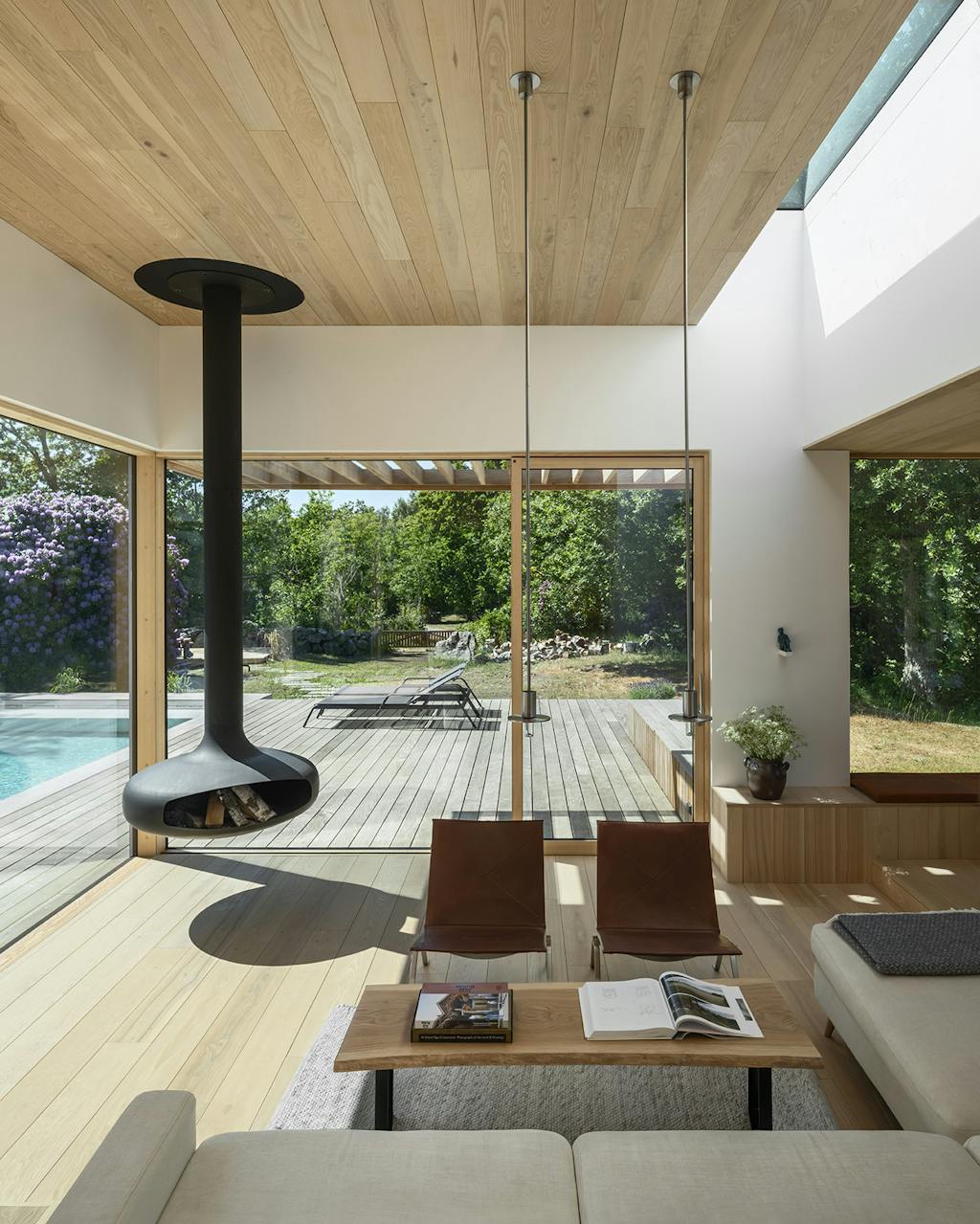 Hængende pejs og Poul Kjærholm-stole PK22