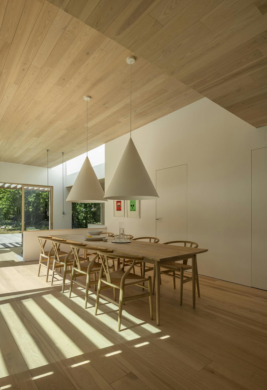 Spisebord med Y-tole og spidse spisebordslamper