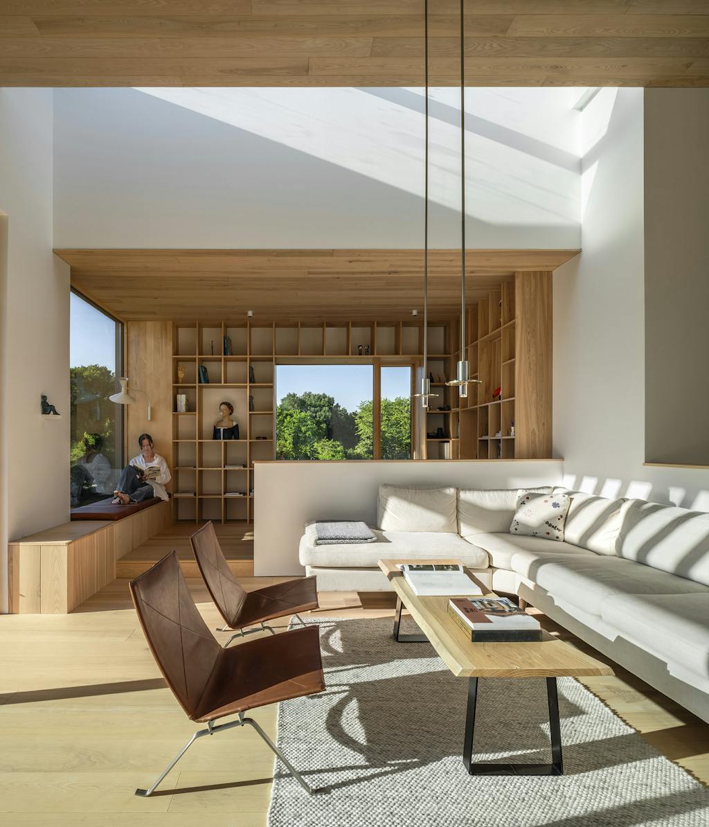 Stue med dansk design og indbygget reol i træ