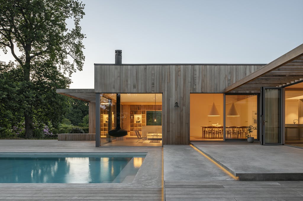 Arkitekttegnet sommerhus med privat pool og deck