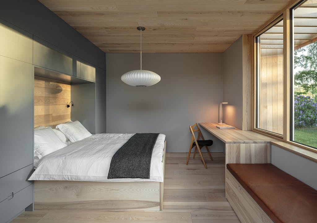 Soveværelse med indbygget garderobe og loft i træ