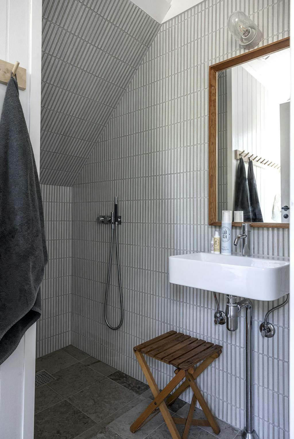 badeværelse med japanske fliser, skammel i træ