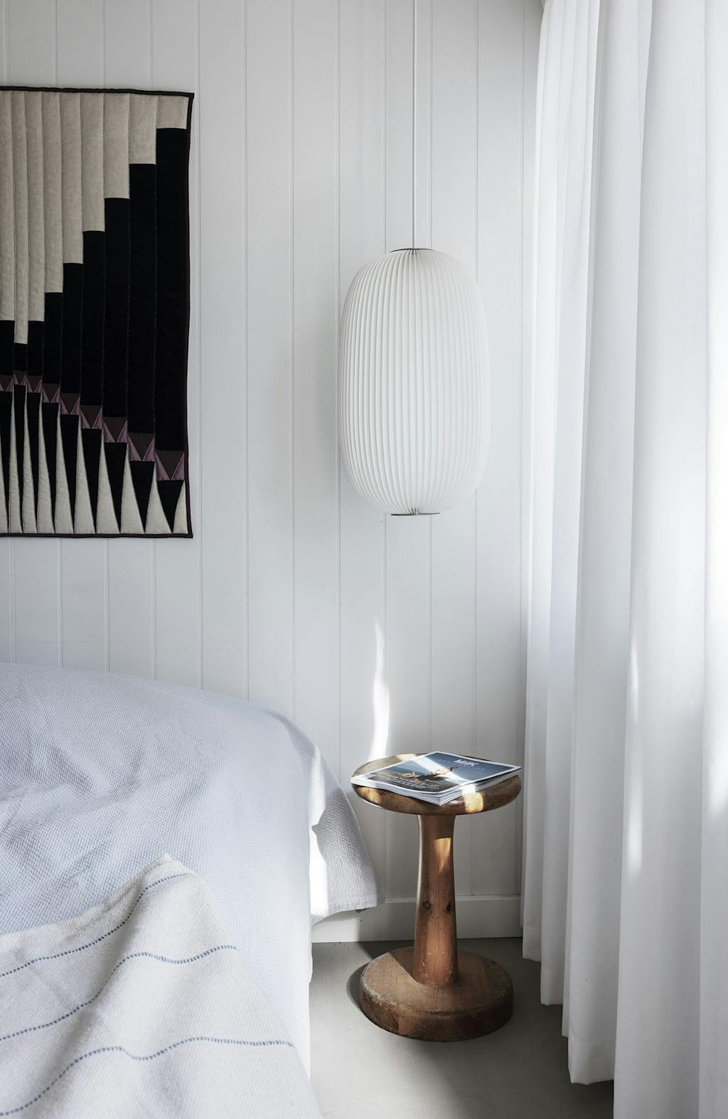 sommerhus indretning af soveværelse træpaneler