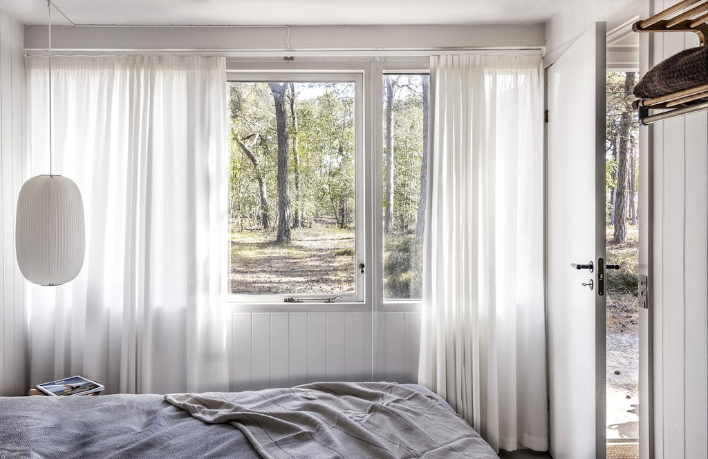 indretning af sommerhus soveværelse florlette gardiner