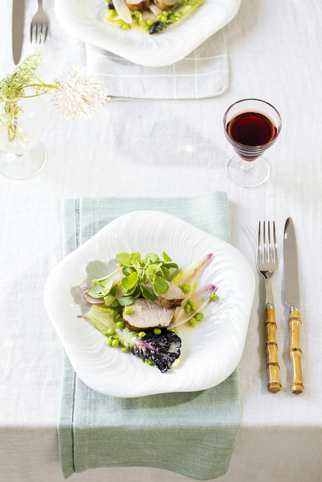 Grillet gris med salat og aerter