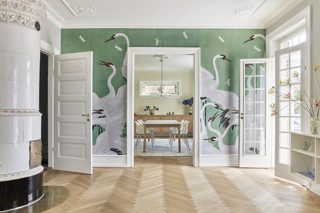 Behang met kraanvogels en libellen