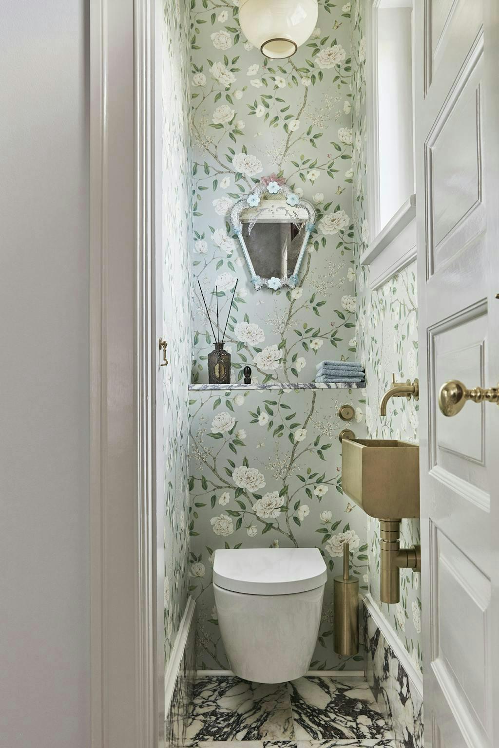 Gastentoilet met kleurig behang