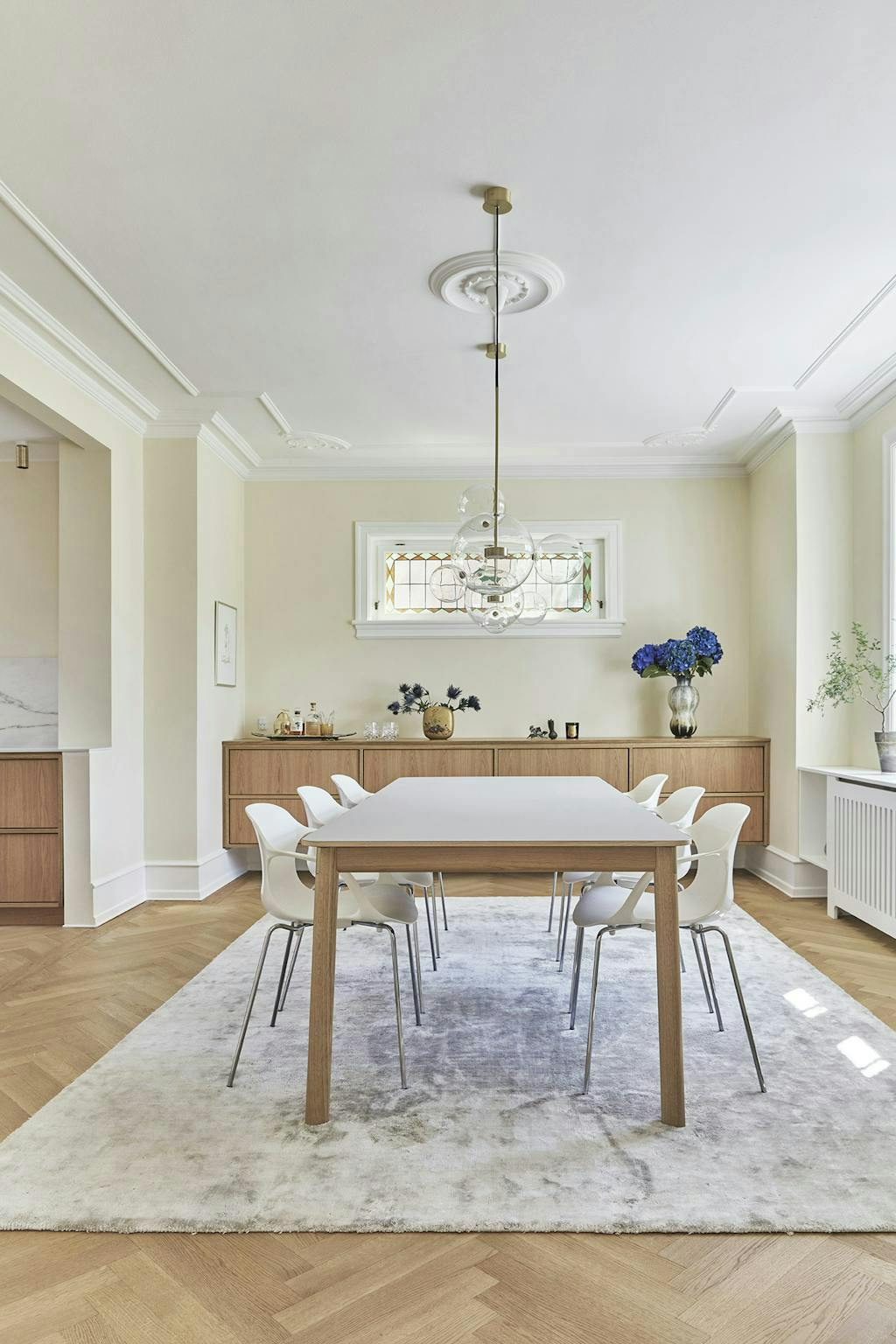 Eetkamer met op maat gemaakt opbergmeubel