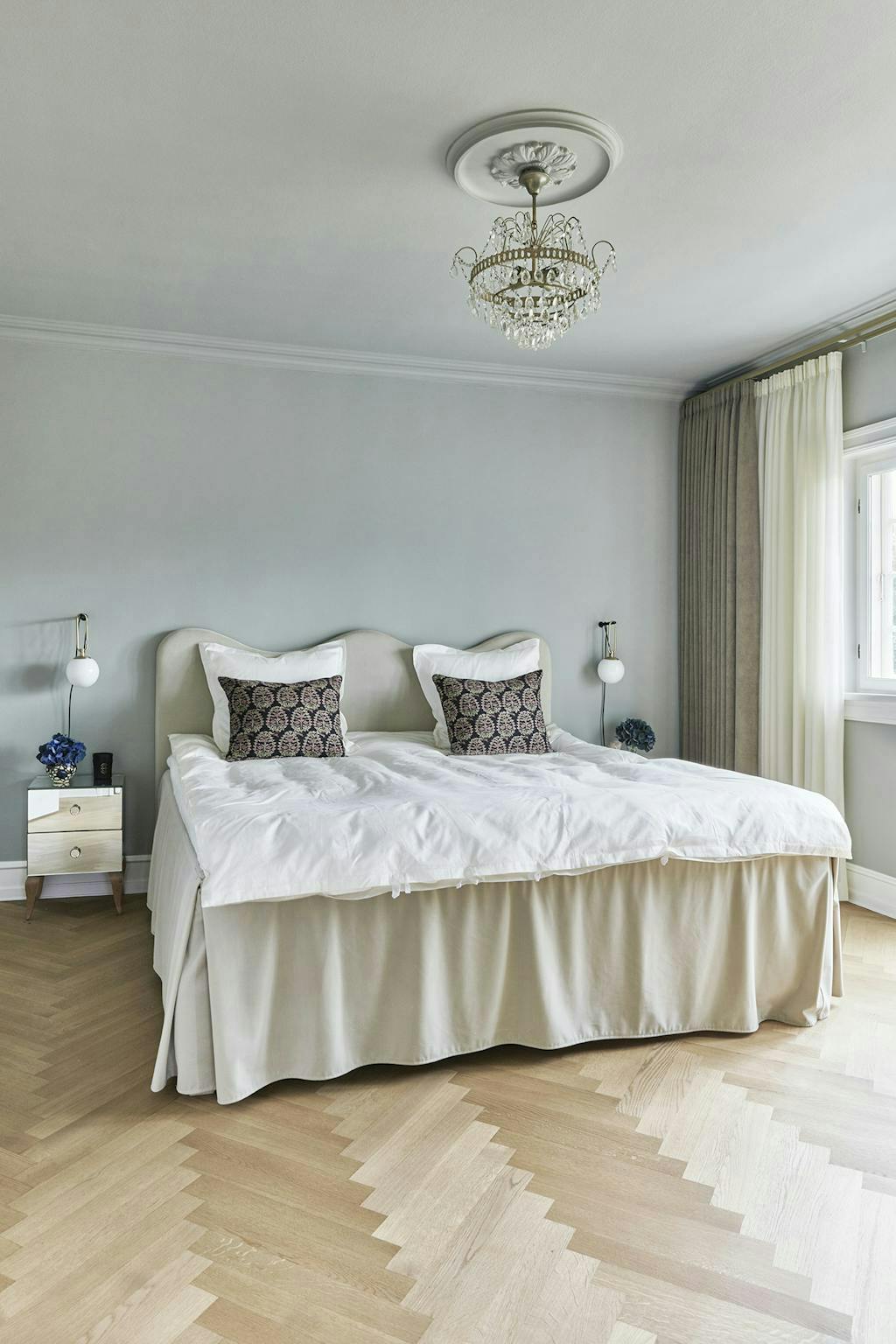 Slaapkamer met zelf ontworpen bedrok en hoofdeinde