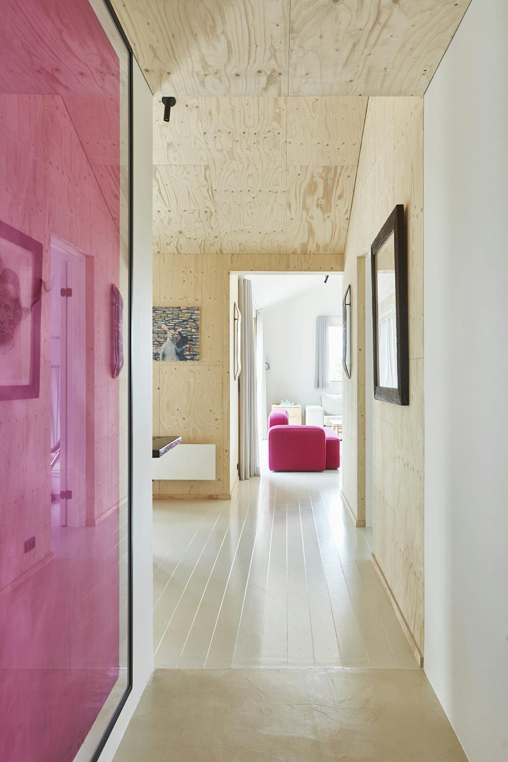 Et flot farvemættet billede af Julie Lænkholm.