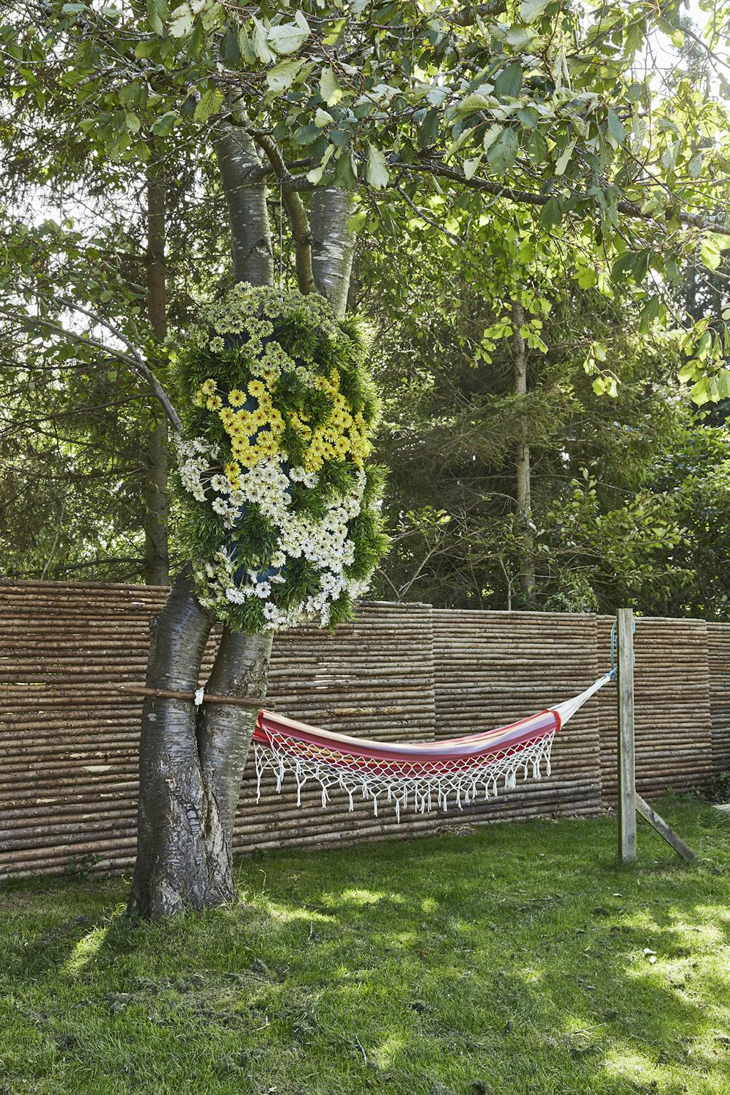 Skulptur i kunstige blomster af Jesper Dalgaard