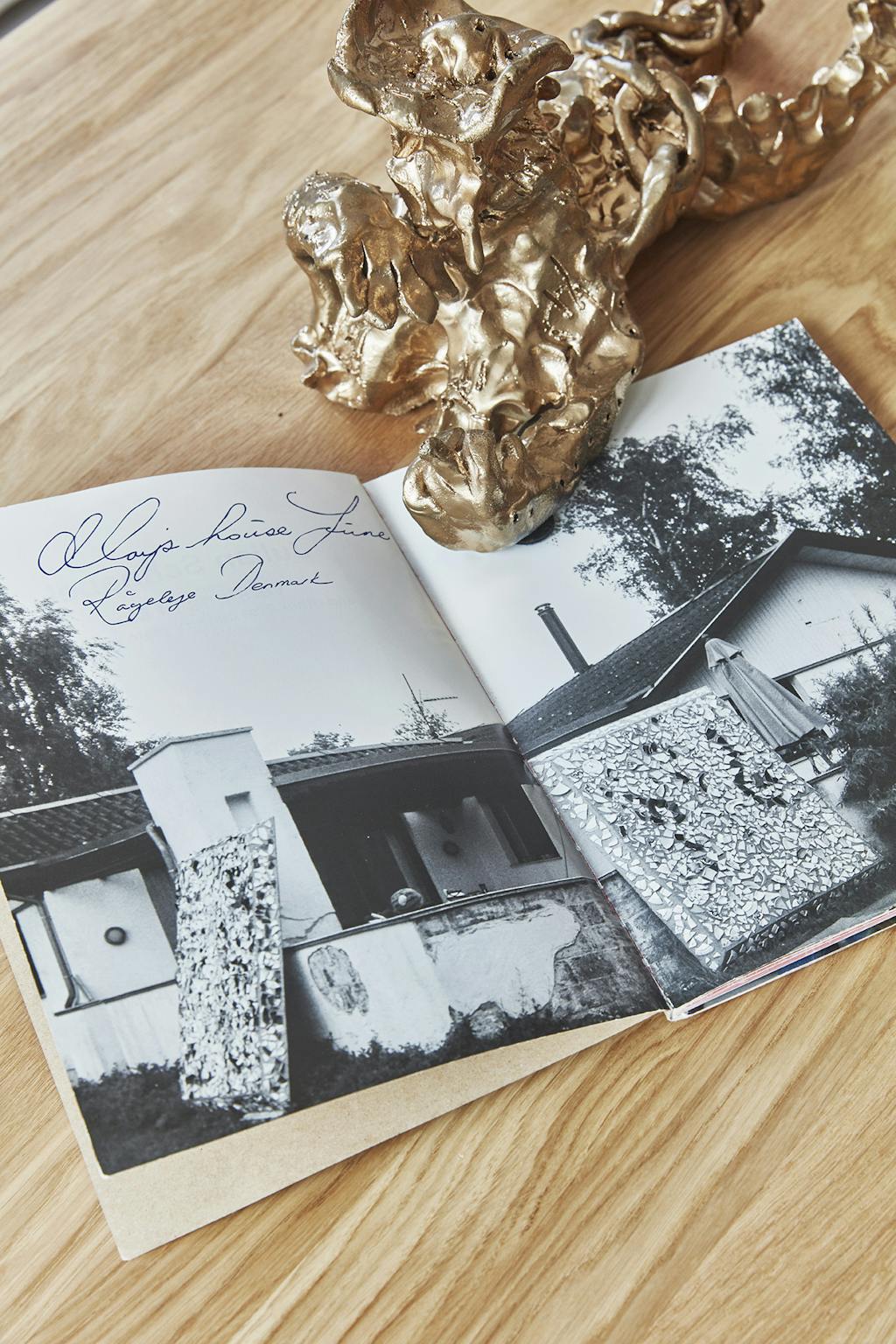 Skulpturen i bronze er af Lasse Centio.