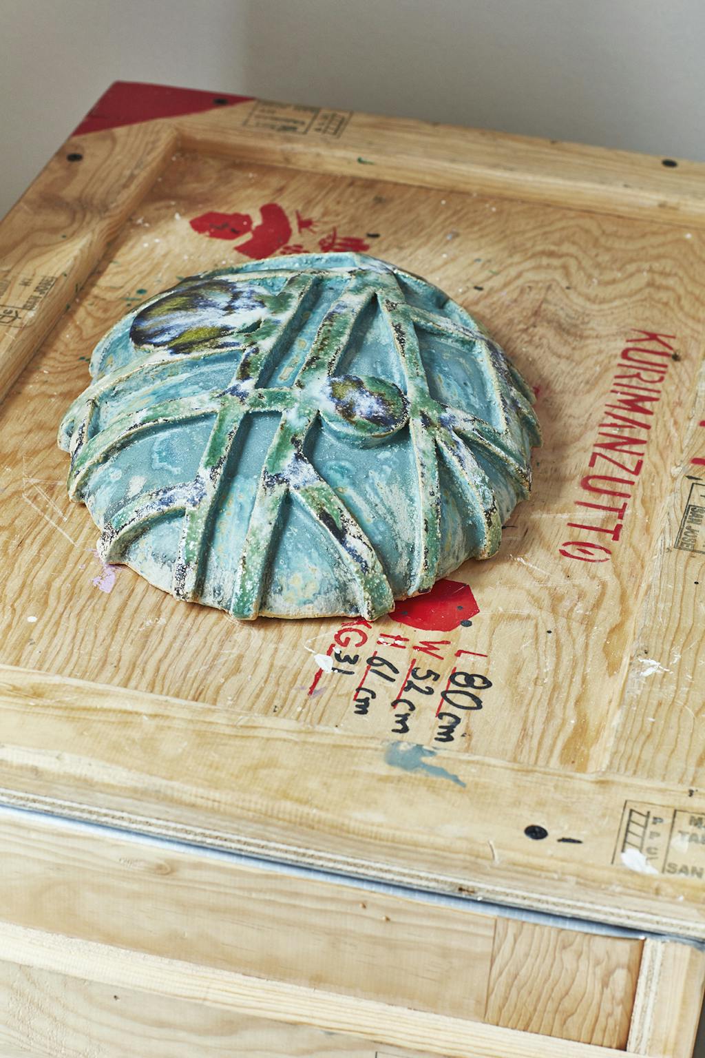 Den danske keramiker Jan S. Hansen har skabt denne irgrønne skulptur.