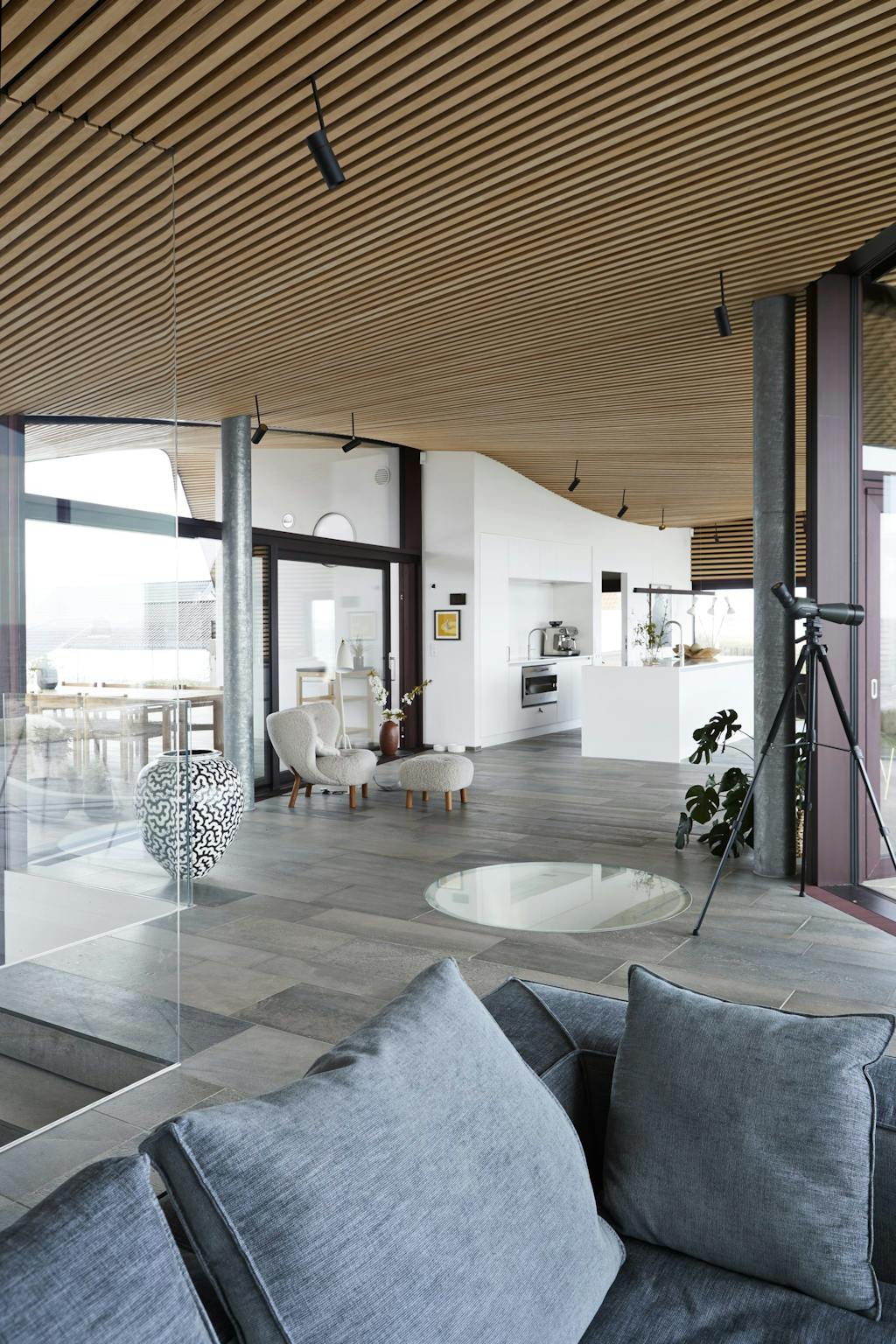 Et kig fra TV-stuen mod køkkenet.