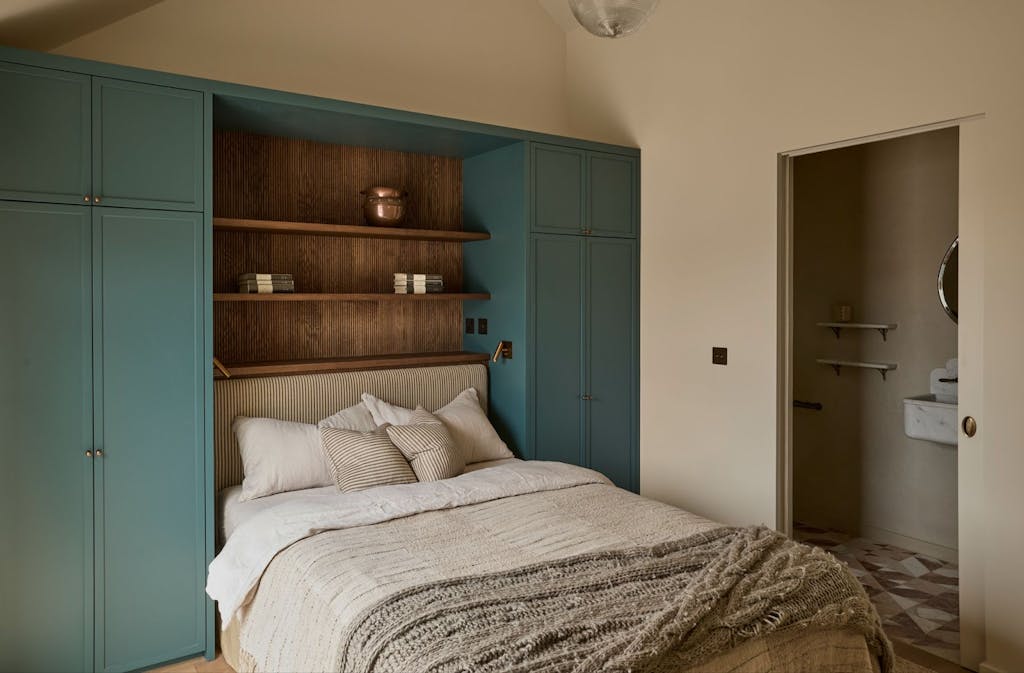 soveværelse med stribet seng soveværelse med indbygget seng