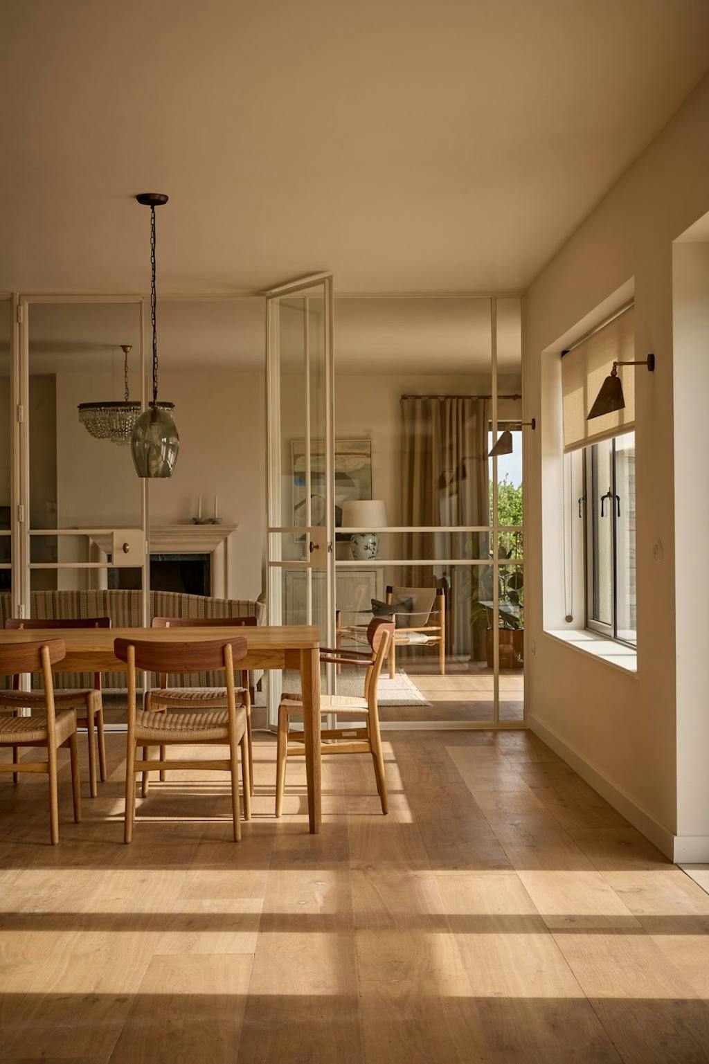 skandinavisk spisestue med mønstrede tekstiler spisestue med mønstrede tekstiler