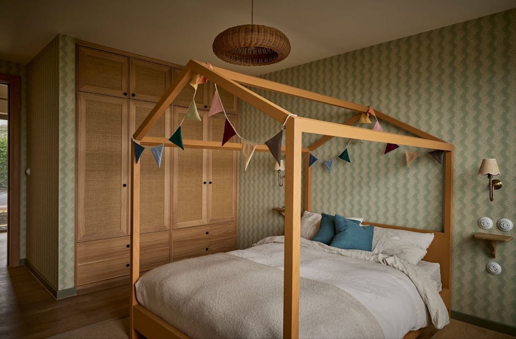 dobbeltseng med vimpler og tapet køjeseng med vimpler på børneværelse