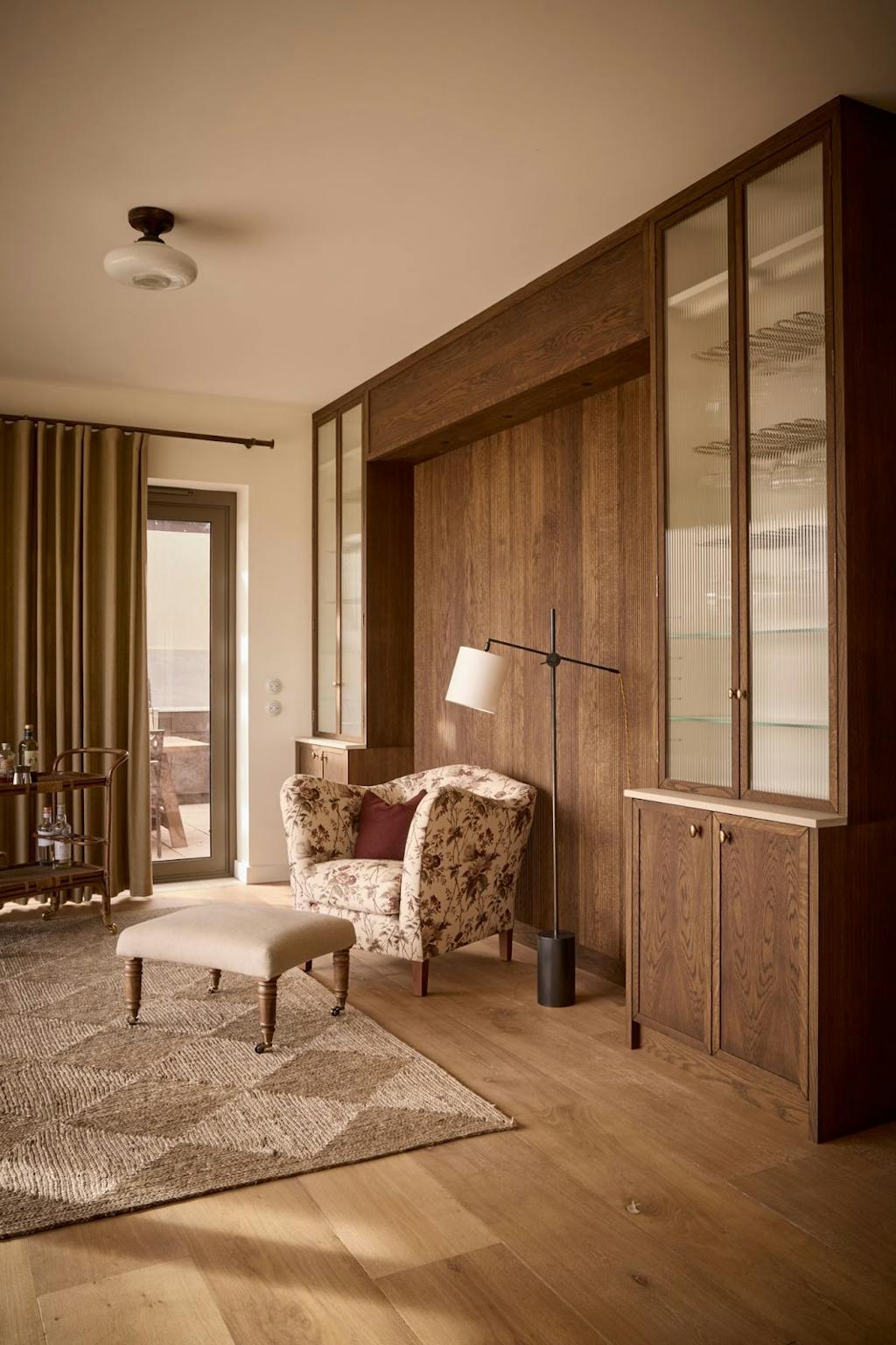 stue mønstret lænestol indbygget træreol rifletglas stue mønstret lænestol indbygget træreol rifletglas