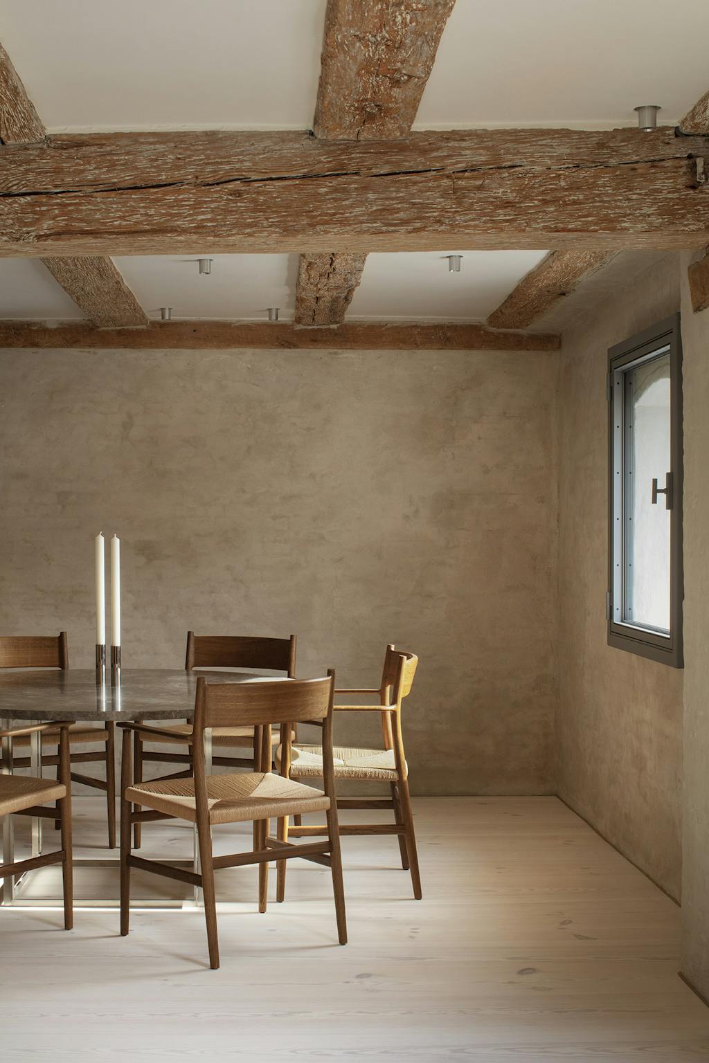 Spiseplads omkring Fritz Hansens PK54-bord og stole fra Brdr. Krüger.