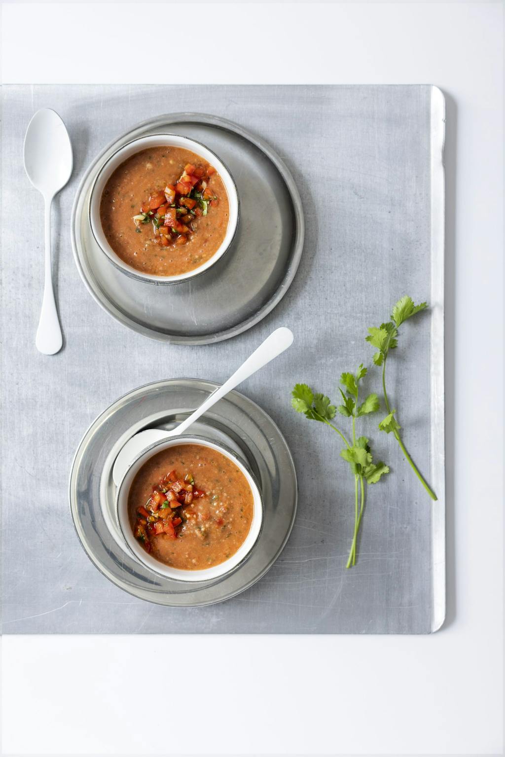 Asiatisk tomatsuppe med spicy peber-frugtsalsa