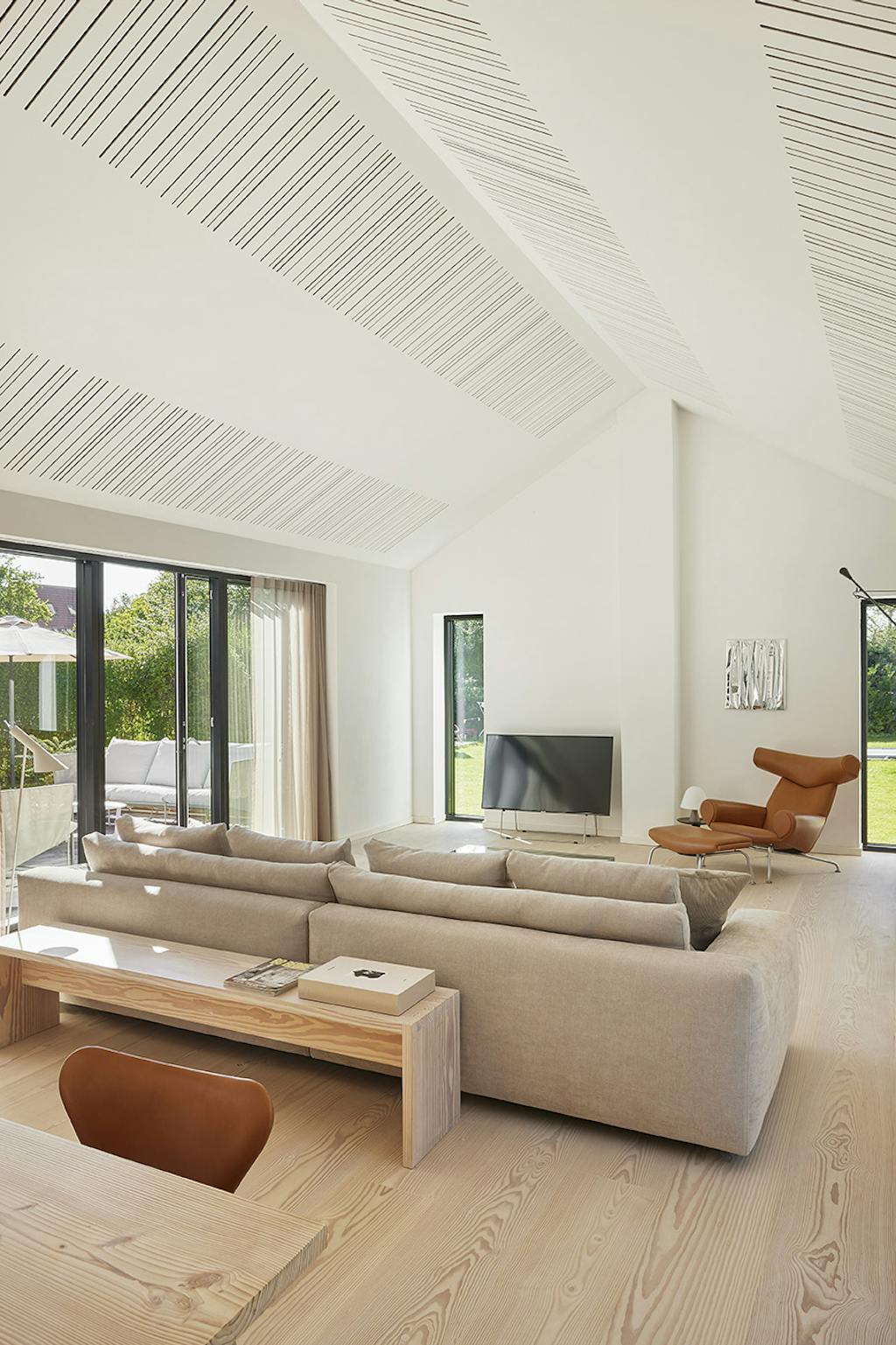 Køkken-alrum og stue flyder elegant sammen