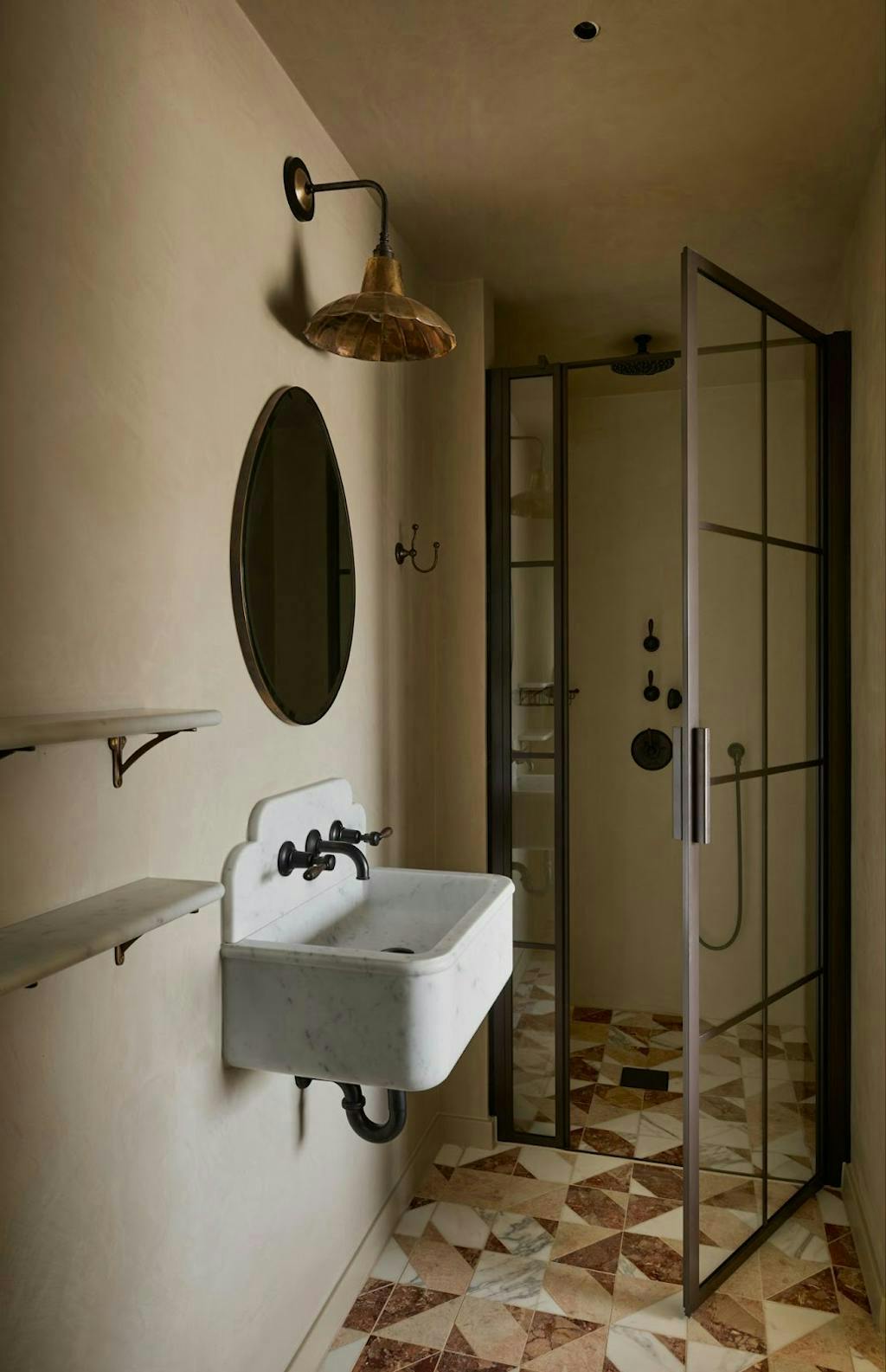 Badkamer, douche met marmeren vloer Badkamer, douche met marmeren vloer