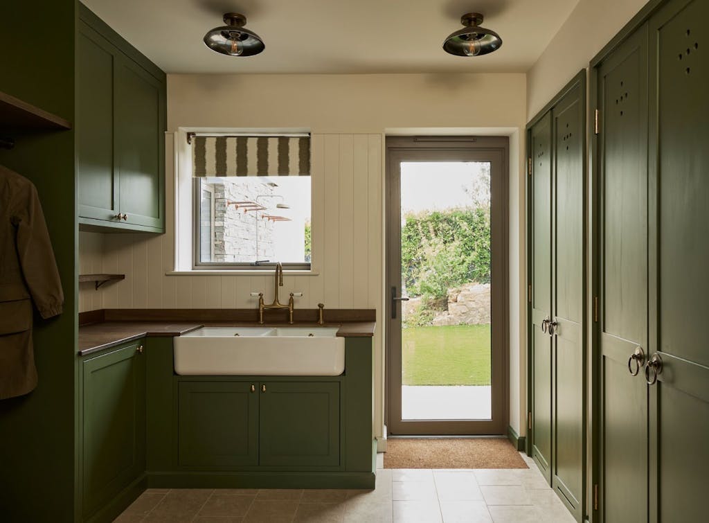 Bijkeuken met diepgroene inbouwkasten Bijkeuken met diepgroene inbouwkasten