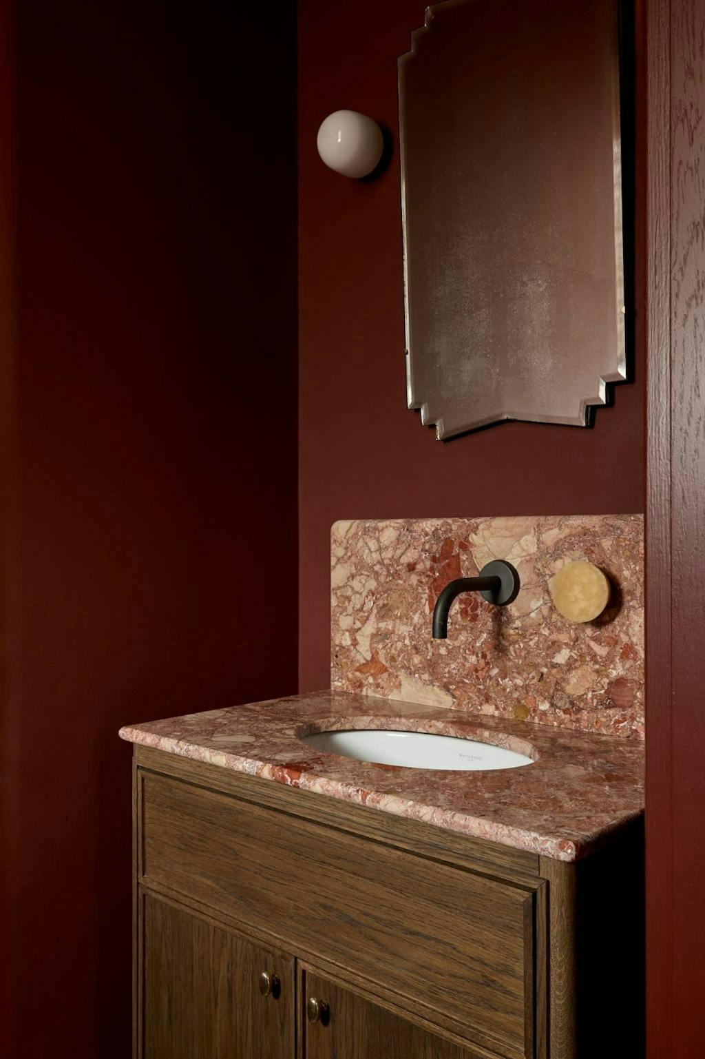 Wastafel met rood mamer Wastafel met rood mamer