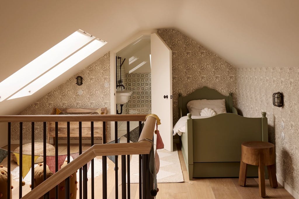 Zolderkamer voor kinderen met romantisch behang Zolderkamer voor kinderen met romantisch behang