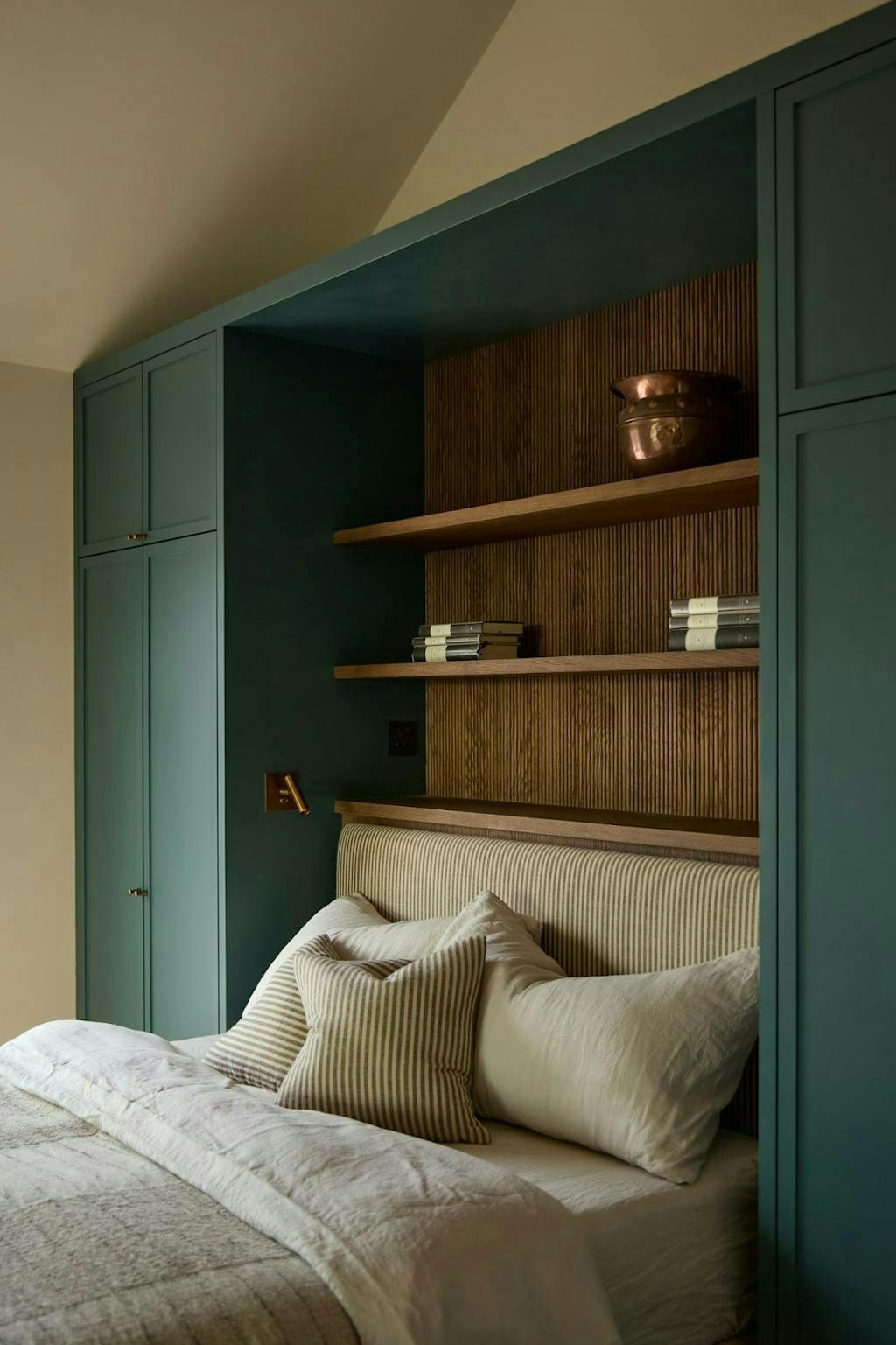 Inbouwbed met kledingkasten Inbouwbed met kledingkasten