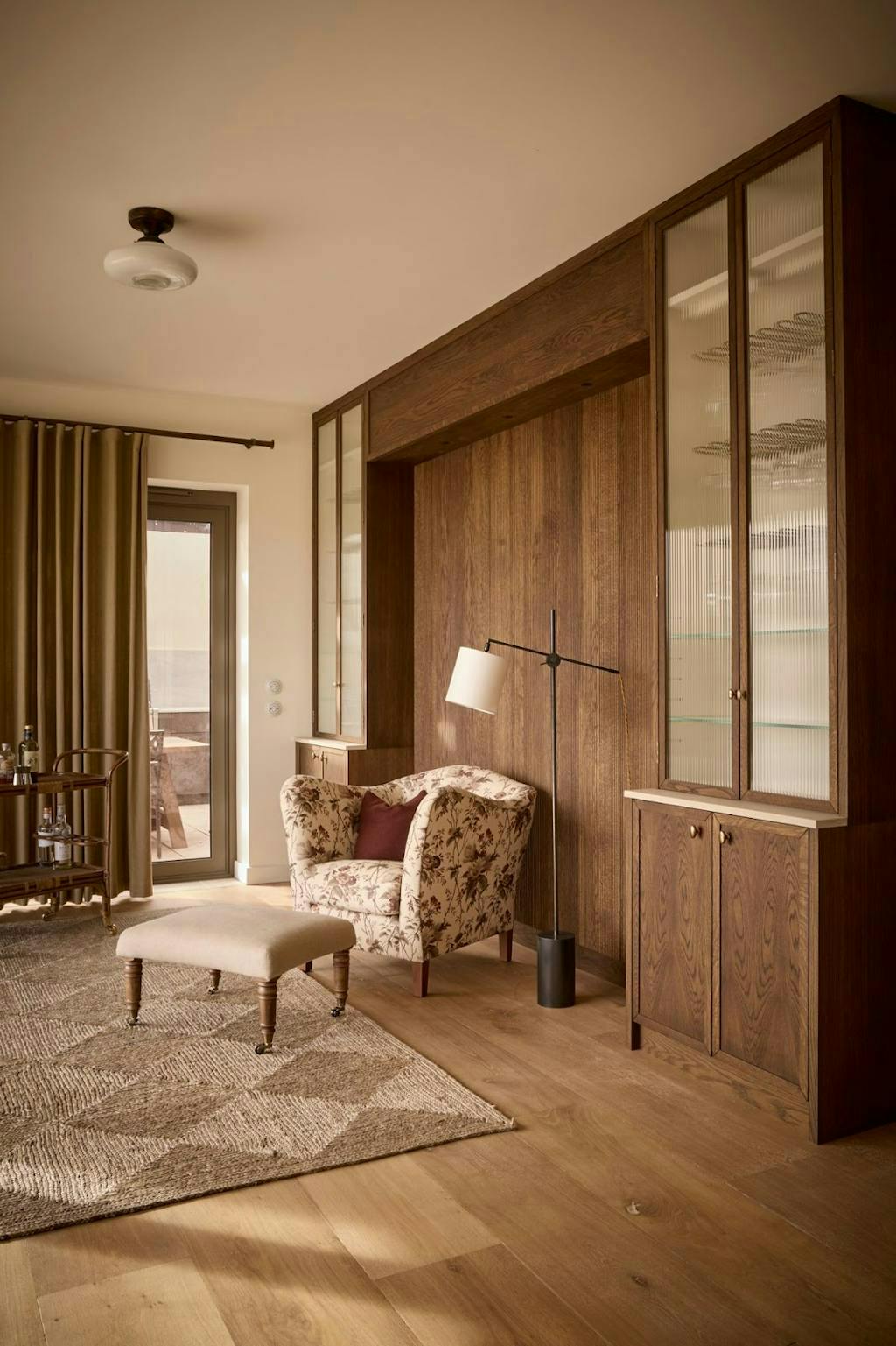 Woonkamer met bloemenstoel Woonkamer met bloemenstoel