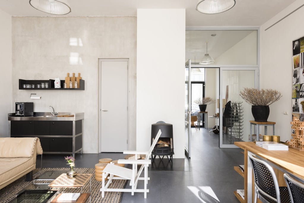 Ontvangstruimte met Rietveld-stoel en haard van Arne Jacobsen