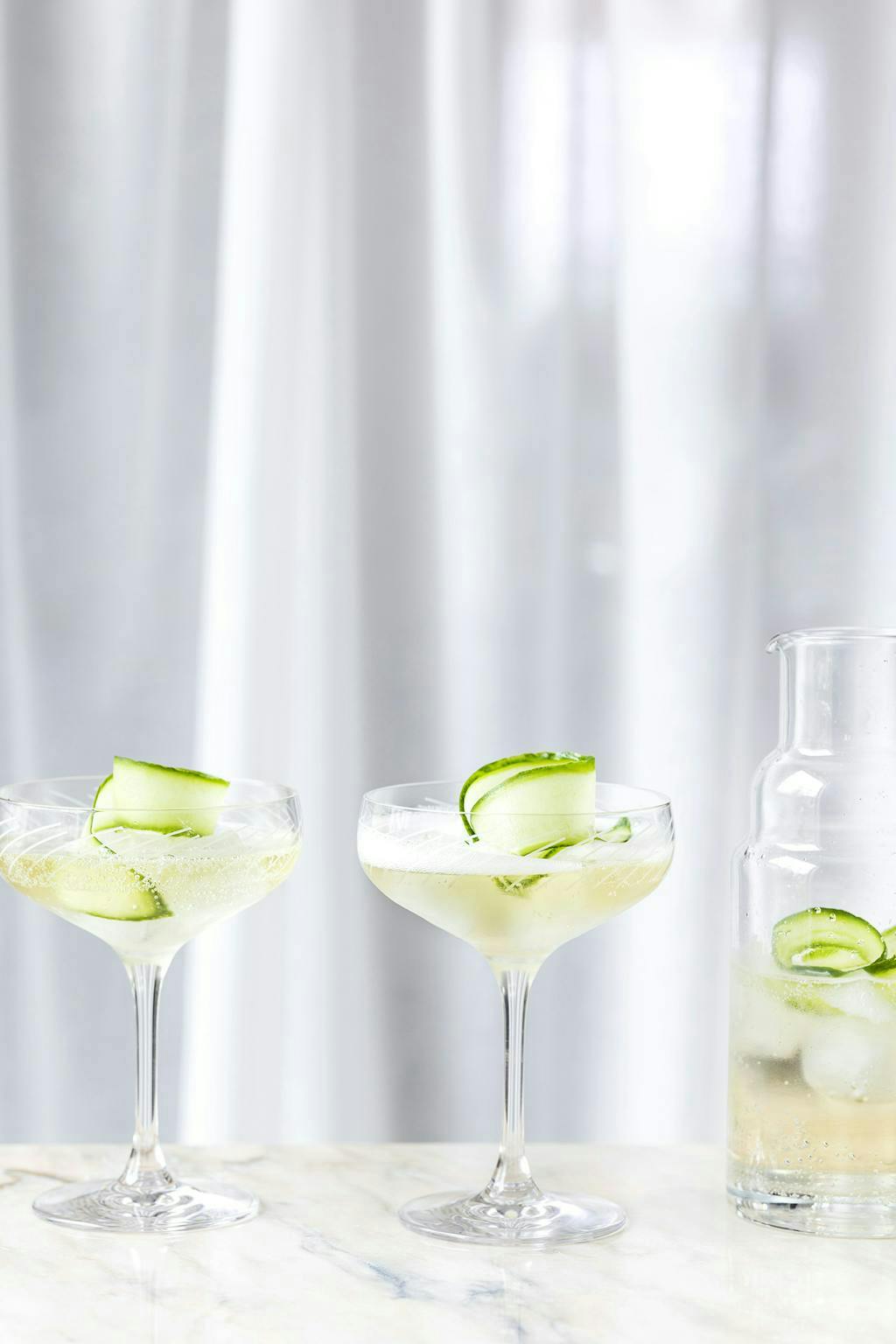 Velkomstdrink til nytår med mousserende vin og agurk