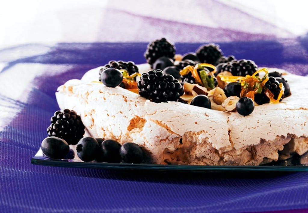 Enkel kake med marengsbunn og bær Enkel kake med marengsbunn og bær