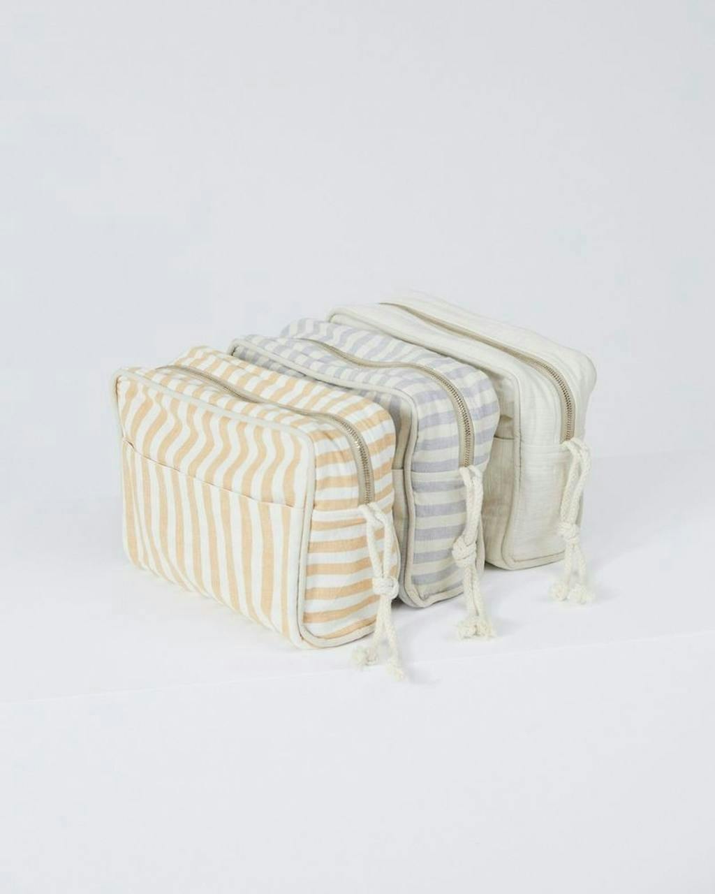 gave til henne toalettveske