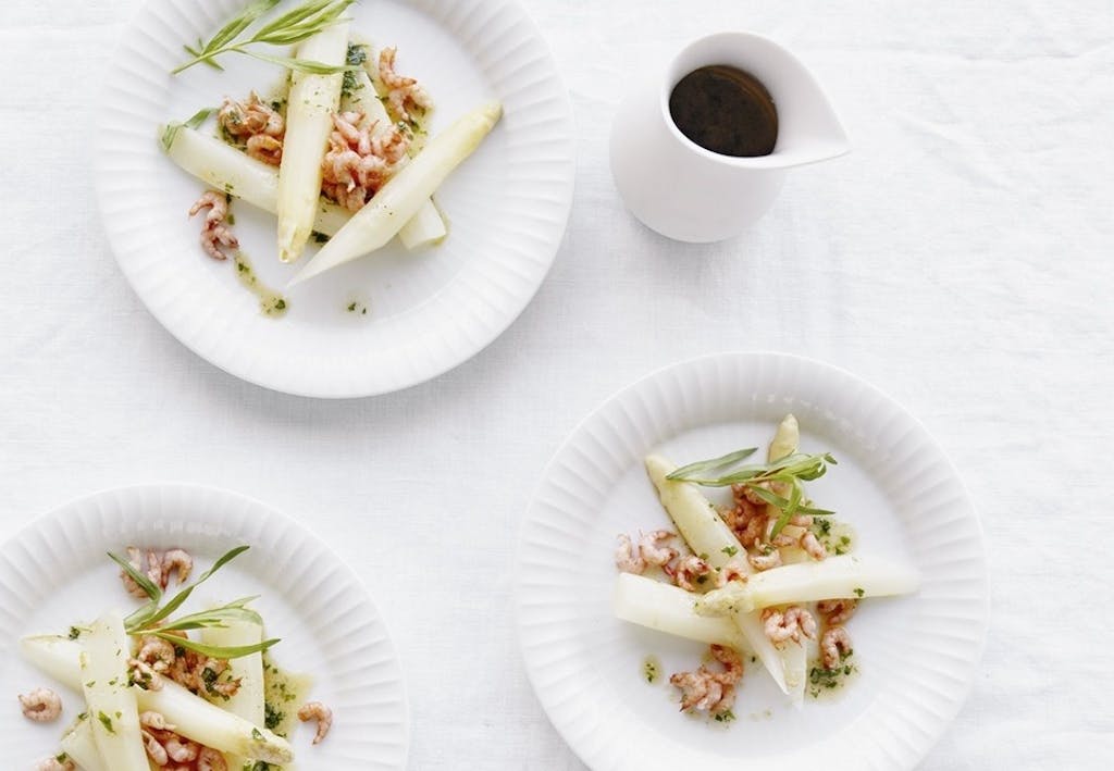 hvit asparges med fjordreker