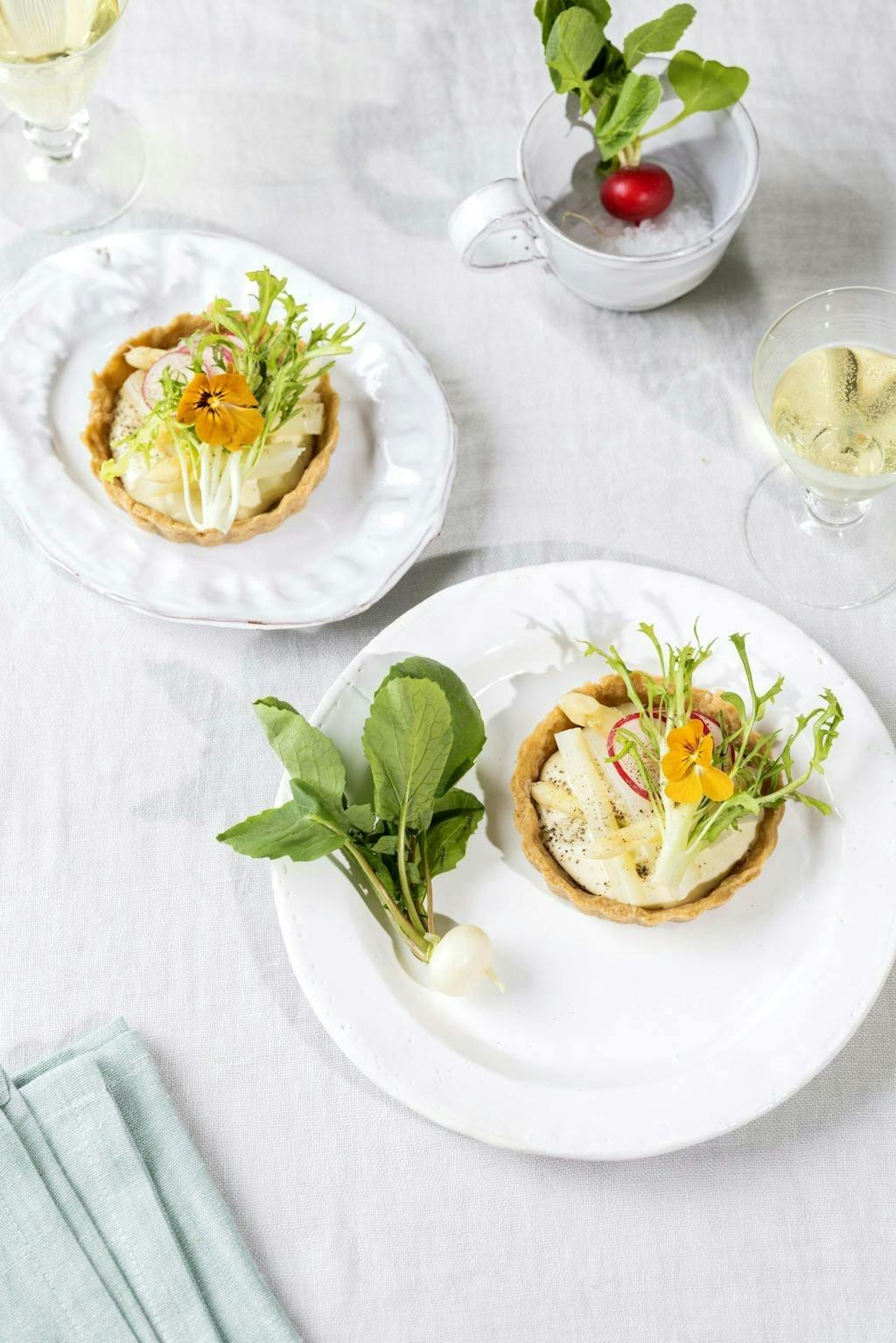 hvit asparges, sennepskrem og salat