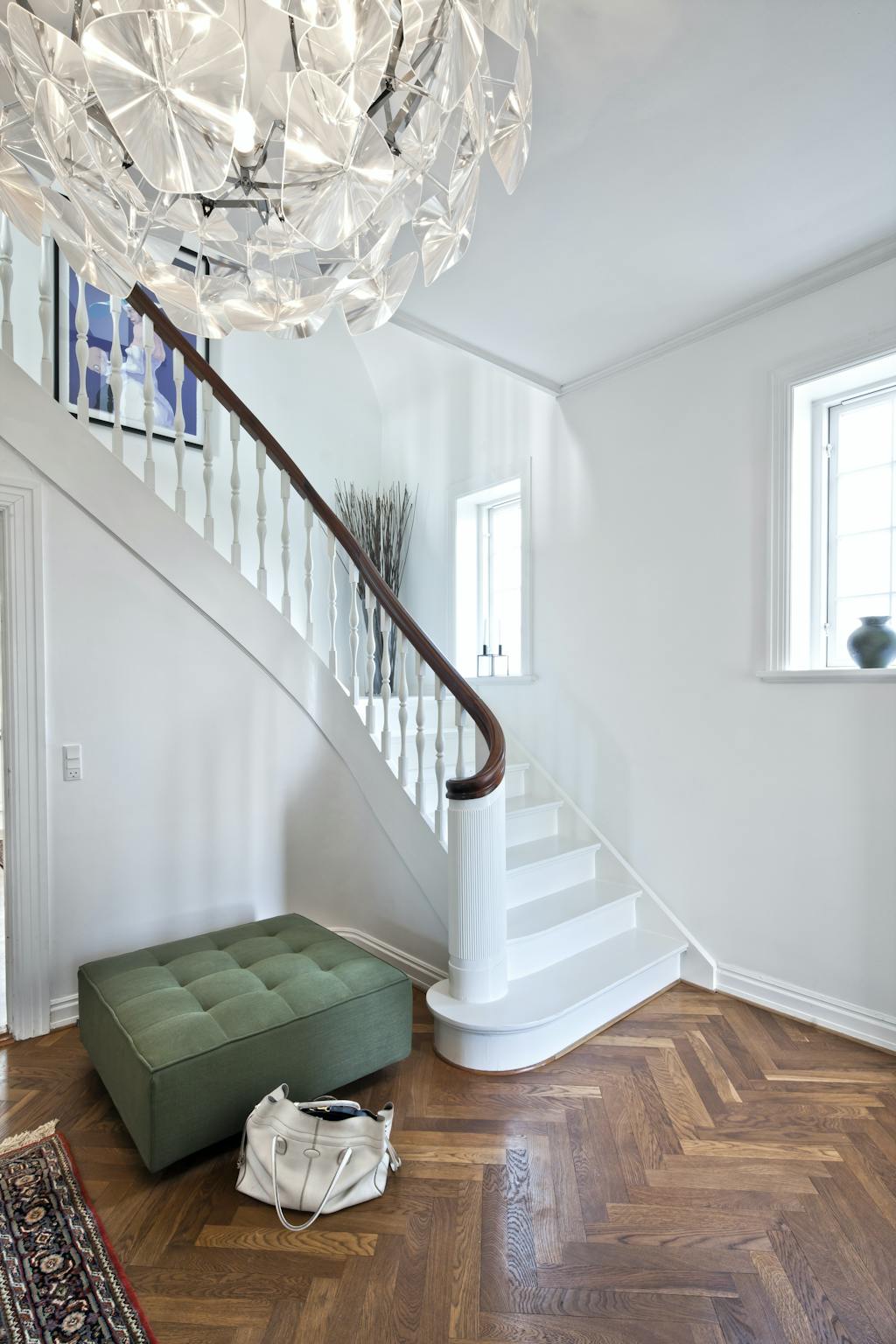 Hall i patriciervilla med herskabelig trappe og sildebensgulv